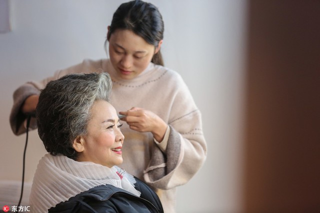 Trung Quốc: Khi cụ bà 71 tuổi vẫn hái ra tiền nhờ làm mẫu ảnh, người ta bắt đầu lo về một nền kinh tế tóc bạc - Ảnh 4.