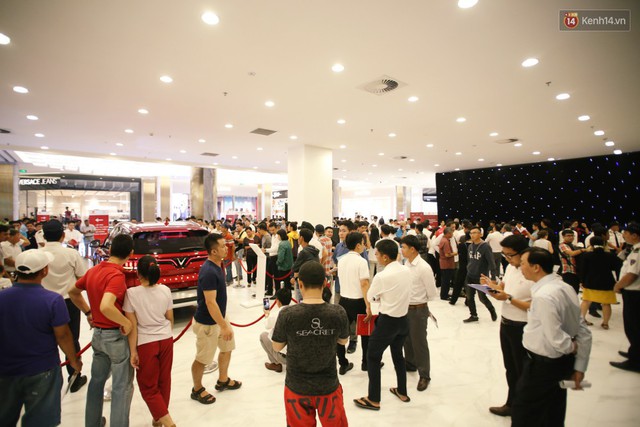 Sau màn ra mắt ấn tượng tại Hà Nội, VinFast tiếp tục thu hút hàng nghìn người dân tới tham quan và đặt mua tại Sài Gòn - Ảnh 22.