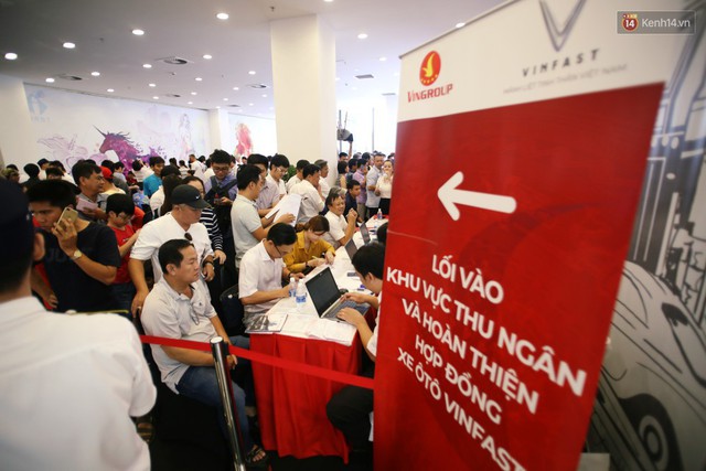 Sau màn ra mắt ấn tượng tại Hà Nội, VinFast tiếp tục thu hút hàng nghìn người dân tới tham quan và đặt mua tại Sài Gòn - Ảnh 23.