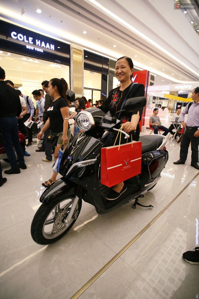 Sau màn ra mắt ấn tượng tại Hà Nội, VinFast tiếp tục thu hút hàng nghìn người dân tới tham quan và đặt mua tại Sài Gòn - Ảnh 29.