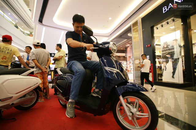 Sau màn ra mắt ấn tượng tại Hà Nội, VinFast tiếp tục thu hút hàng nghìn người dân tới tham quan và đặt mua tại Sài Gòn - Ảnh 30.