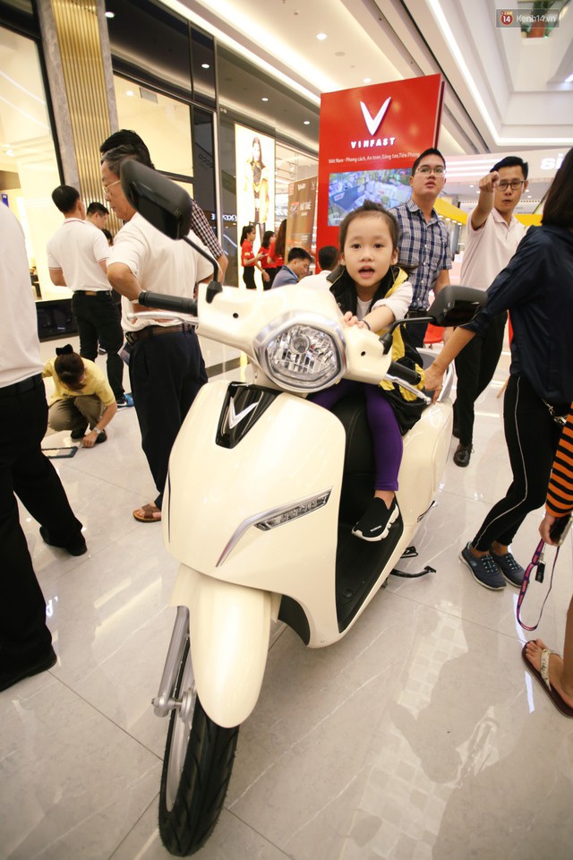 Sau màn ra mắt ấn tượng tại Hà Nội, VinFast tiếp tục thu hút hàng nghìn người dân tới tham quan và đặt mua tại Sài Gòn - Ảnh 31.