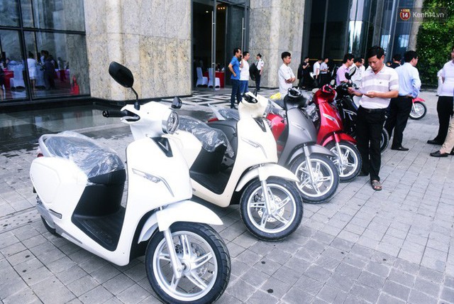 Sau màn ra mắt ấn tượng tại Hà Nội, VinFast tiếp tục thu hút hàng nghìn người dân tới tham quan và đặt mua tại Sài Gòn - Ảnh 34. Sau màn ra mắt ấn tượng tại Hà Nội, VinFast tiếp tục thu hút hàng nghìn người dân tới tham quan và đặt mua tại Sài Gòn - Ảnh 34.