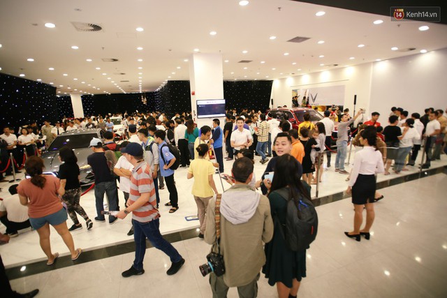 Sau màn ra mắt ấn tượng tại Hà Nội, VinFast tiếp tục thu hút hàng nghìn người dân tới tham quan và đặt mua tại Sài Gòn - Ảnh 7.