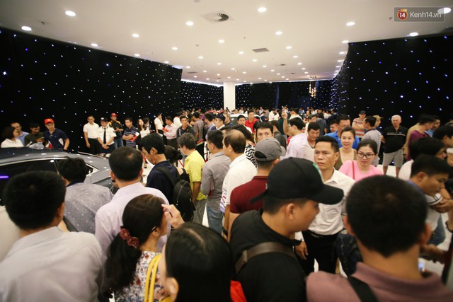 Sau màn ra mắt ấn tượng tại Hà Nội, VinFast tiếp tục thu hút hàng nghìn người dân tới tham quan và đặt mua tại Sài Gòn - Ảnh 8.
