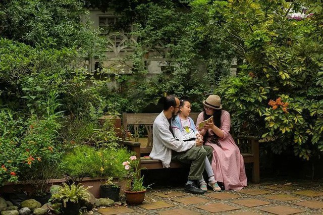Ngôi nhà vườn và cuộc sống đẹp như một bài thơ của gia đình gồm cặp vợ chồng và hai con gái bị liệt não - Ảnh 10.