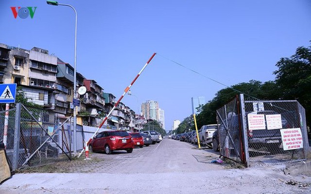 Bãi đỗ xe thông minh “đắp chiếu”, thành nơi đổ rác tại Hà Nội - Ảnh 1. Bãi đỗ xe thông minh “đắp chiếu”, thành nơi đổ rác tại Hà Nội - Ảnh 1.