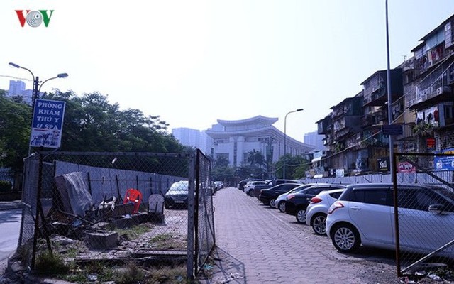 Bãi đỗ xe thông minh “đắp chiếu”, thành nơi đổ rác tại Hà Nội - Ảnh 2. Bãi đỗ xe thông minh “đắp chiếu”, thành nơi đổ rác tại Hà Nội - Ảnh 2.