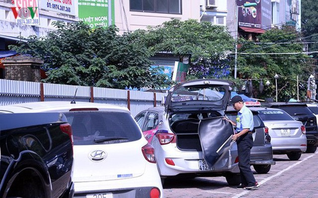 Bãi đỗ xe thông minh “đắp chiếu”, thành nơi đổ rác tại Hà Nội - Ảnh 11. Bãi đỗ xe thông minh “đắp chiếu”, thành nơi đổ rác tại Hà Nội - Ảnh 11.