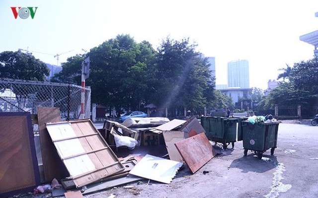  Bãi đỗ xe thông minh “đắp chiếu”, thành nơi đổ rác tại Hà Nội - Ảnh 13.