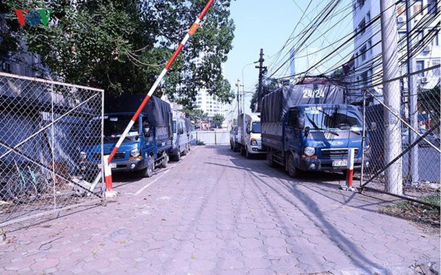 Bãi đỗ xe thông minh “đắp chiếu”, thành nơi đổ rác tại Hà Nội - Ảnh 5. Bãi đỗ xe thông minh “đắp chiếu”, thành nơi đổ rác tại Hà Nội - Ảnh 5.