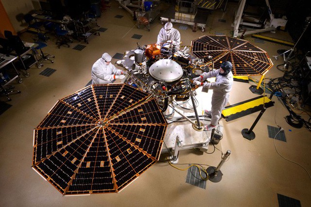 Sau 7 phút kinh hoàng, tàu thăm dò InSight của NASA đã hạ cánh thành công xuống bề mặt Sao Hỏa. Đây là hình ảnh đầu tiên nó gửi về - Ảnh 6.