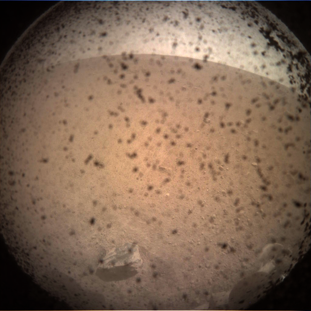 Sau 7 phút kinh hoàng, tàu thăm dò InSight của NASA đã hạ cánh thành công xuống bề mặt Sao Hỏa. Đây là hình ảnh đầu tiên nó gửi về - Ảnh 7.
