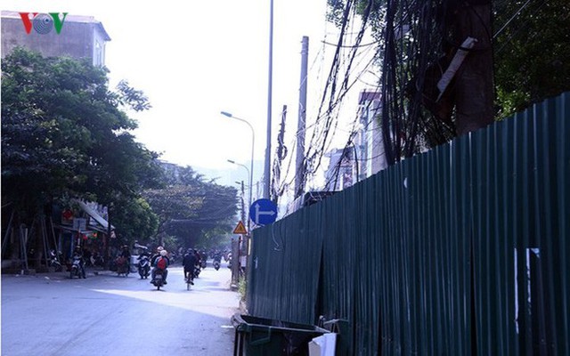 Bãi đỗ xe thông minh “đắp chiếu”, thành nơi đổ rác tại Hà Nội - Ảnh 8. Bãi đỗ xe thông minh “đắp chiếu”, thành nơi đổ rác tại Hà Nội - Ảnh 8.