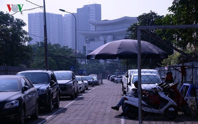 Bãi đỗ xe thông minh “đắp chiếu”, thành nơi đổ rác tại Hà Nội - Ảnh 9. Bãi đỗ xe thông minh “đắp chiếu”, thành nơi đổ rác tại Hà Nội - Ảnh 9.