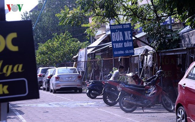 Bãi đỗ xe thông minh “đắp chiếu”, thành nơi đổ rác tại Hà Nội - Ảnh 10. Bãi đỗ xe thông minh “đắp chiếu”, thành nơi đổ rác tại Hà Nội - Ảnh 10.