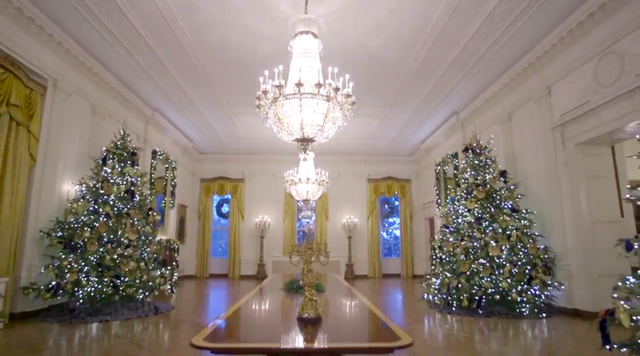 Trang trí Giáng sinh cho Nhà Trắng, bà Melania Trump gây tranh cãi khi sử dụng toàn cây thông màu đỏ - Ảnh 3.