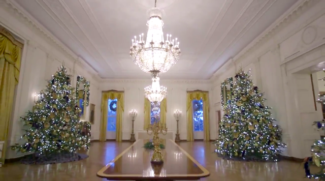 Trang trí Giáng sinh cho Nhà Trắng, bà Melania Trump gây tranh cãi khi sử dụng toàn cây thông màu đỏ - Ảnh 3. Trang trí Giáng sinh cho Nhà Trắng, bà Melania Trump gây tranh cãi khi sử dụng toàn cây thông màu đỏ - Ảnh 3.