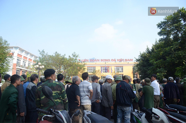 Hàng trăm người cao tuổi và cựu chiến binh kéo đến cổng trụ sở VFF để chờ mua vé trận bán kết giữa Việt Nam - Philippines - Ảnh 1.