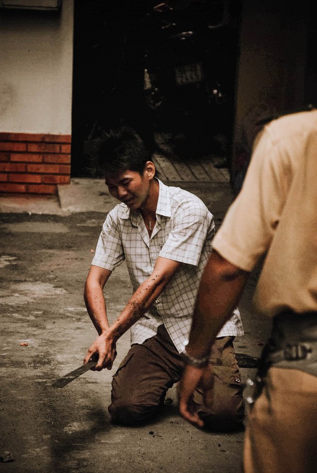 Tác giả bộ ảnh CSGT bắt cướp ở Sài Gòn 11 năm trước: Thật kì diệu vì họ có thể thuyết phục tên cướp buông kiếm đầu hàng - Ảnh 13.