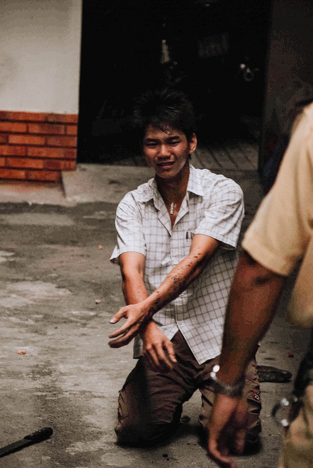 Tác giả bộ ảnh CSGT bắt cướp ở Sài Gòn 11 năm trước: Thật kì diệu vì họ có thể thuyết phục tên cướp buông kiếm đầu hàng - Ảnh 14.