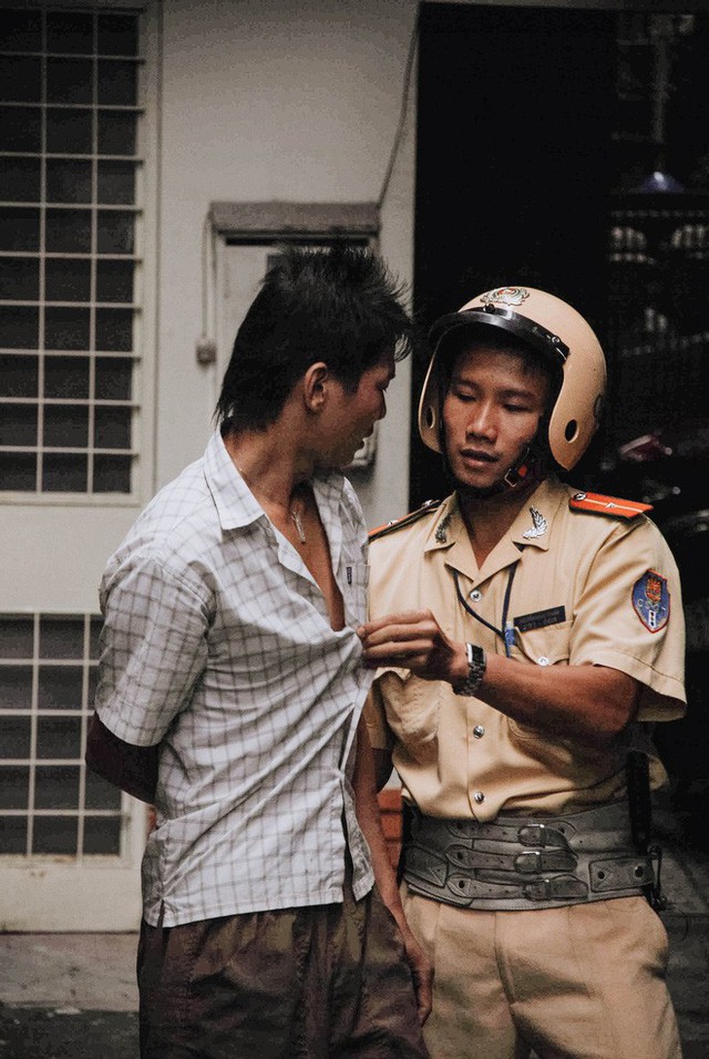 Tác giả bộ ảnh CSGT bắt cướp ở Sài Gòn 11 năm trước: Thật kì diệu vì họ có thể thuyết phục tên cướp buông kiếm đầu hàng - Ảnh 15.
