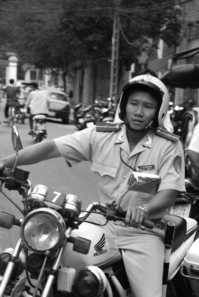 Tác giả bộ ảnh CSGT bắt cướp ở Sài Gòn 11 năm trước: Thật kì diệu vì họ có thể thuyết phục tên cướp buông kiếm đầu hàng - Ảnh 19.
