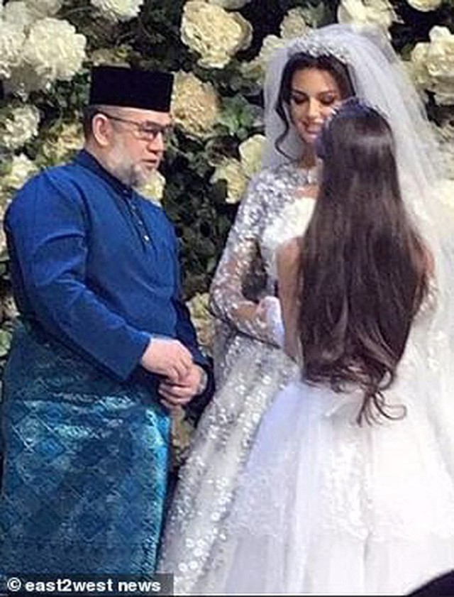 Cựu hoa hậu Nga làm đám cưới với quốc vương Malaysia, chia sẻ rằng đàn ông không được kiếm ít tiền hơn phụ nữ - Ảnh 3.