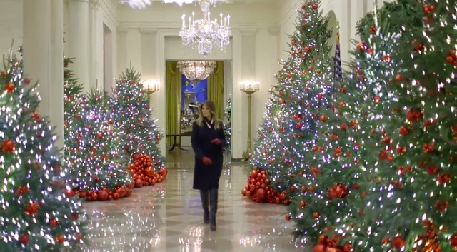 Trang trí Giáng sinh cho Nhà Trắng, bà Melania Trump gây tranh cãi khi sử dụng toàn cây thông màu đỏ - Ảnh 5. Trang trí Giáng sinh cho Nhà Trắng, bà Melania Trump gây tranh cãi khi sử dụng toàn cây thông màu đỏ - Ảnh 5.