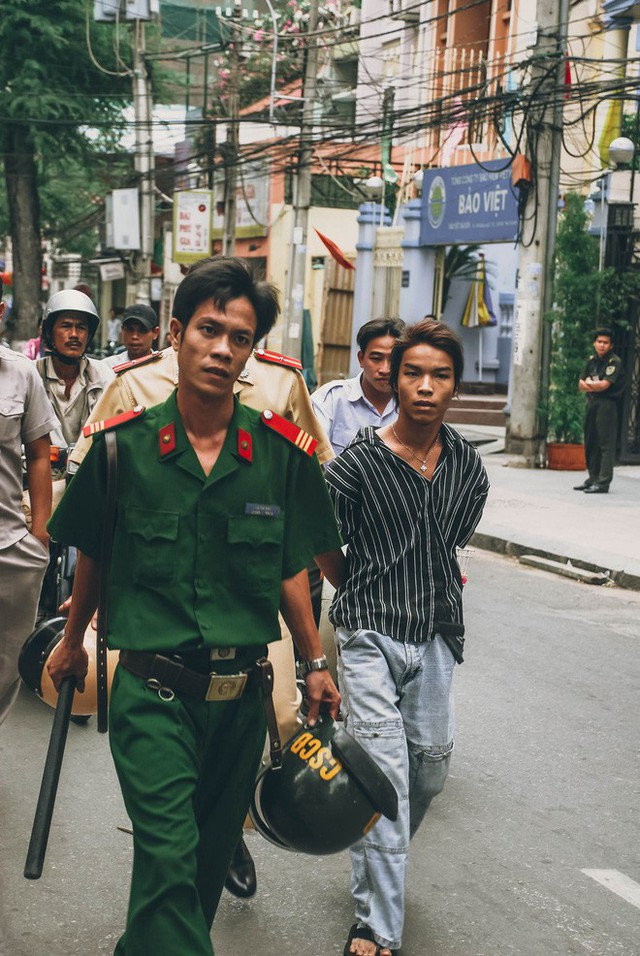 Tác giả bộ ảnh CSGT bắt cướp ở Sài Gòn 11 năm trước: Thật kì diệu vì họ có thể thuyết phục tên cướp buông kiếm đầu hàng - Ảnh 5.