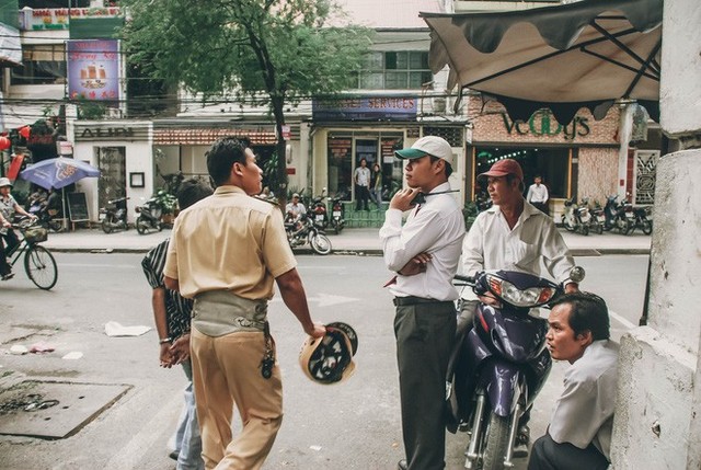 Tác giả bộ ảnh CSGT bắt cướp ở Sài Gòn 11 năm trước: Thật kì diệu vì họ có thể thuyết phục tên cướp buông kiếm đầu hàng - Ảnh 7.