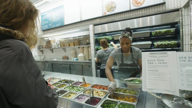 Chỉ bán salad trộn - vừa nhanh vừa rẻ vừa tốt cho sức khỏe, 3 doanh nhân trẻ tạo nên đế chế nhà hàng trị giá hơn 1 tỷ USD - Ảnh 2.