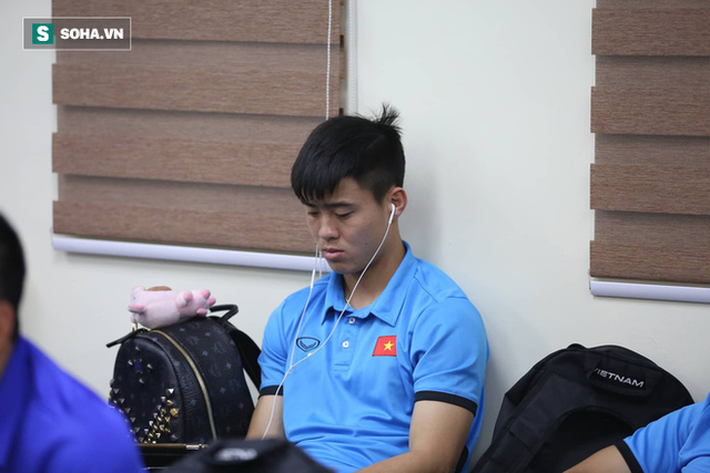 ĐT Việt Nam gặp sự cố khi vừa đến Philippines, cầu thủ mệt mỏi chờ đợi tại sân bay - Ảnh 1.