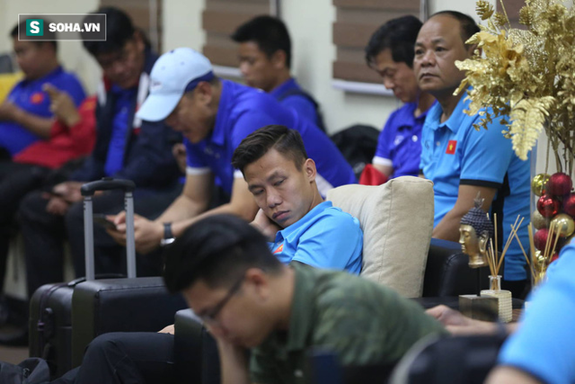 ĐT Việt Nam gặp sự cố khi vừa đến Philippines, cầu thủ mệt mỏi chờ đợi tại sân bay - Ảnh 2.