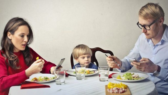 Nhà hàng tặng bữa ăn miễn phí cho gia đình không dùng điện thoại - Ảnh 1.