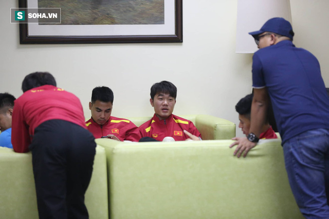 ĐT Việt Nam gặp sự cố khi vừa đến Philippines, cầu thủ mệt mỏi chờ đợi tại sân bay - Ảnh 4.