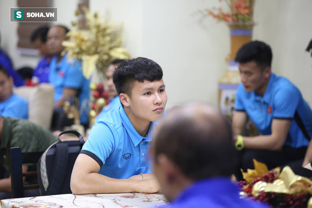 ĐT Việt Nam gặp sự cố khi vừa đến Philippines, cầu thủ mệt mỏi chờ đợi tại sân bay - Ảnh 5.