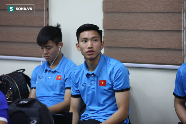 ĐT Việt Nam gặp sự cố khi vừa đến Philippines, cầu thủ mệt mỏi chờ đợi tại sân bay - Ảnh 6.