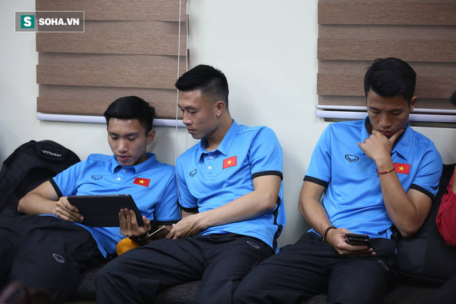 ĐT Việt Nam gặp sự cố khi vừa đến Philippines, cầu thủ mệt mỏi chờ đợi tại sân bay - Ảnh 7.