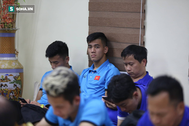 ĐT Việt Nam gặp sự cố khi vừa đến Philippines, cầu thủ mệt mỏi chờ đợi tại sân bay - Ảnh 8.