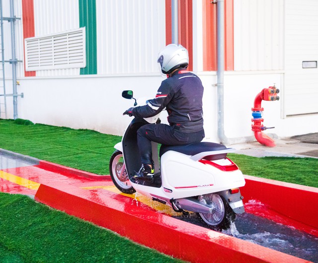 VinFast chính thức ra mắt xe máy điện thông minh: Kết nối Internet 3G, định vị GPS, khóa và mở khóa xe từ xa, thân thiện với môi trường - Ảnh 2.