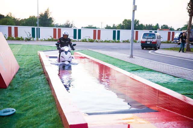 VinFast chính thức ra mắt xe máy điện thông minh: Kết nối Internet 3G, định vị GPS, khóa và mở khóa xe từ xa, thân thiện với môi trường - Ảnh 1.