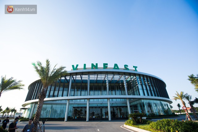 Khung cảnh bên trong nhà máy sản xuất xe máy điện thông minh VinFast: Khu lễ tân sang xịn như resort cao cấp - Ảnh 1.