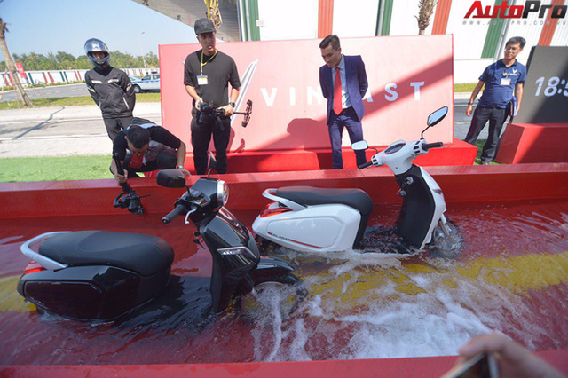Ngắm VinFast Klara lội nước nửa mét nhẹ nhàng: Xe máy điện thông minh không ngại lụt lội Việt Nam - Ảnh 7.