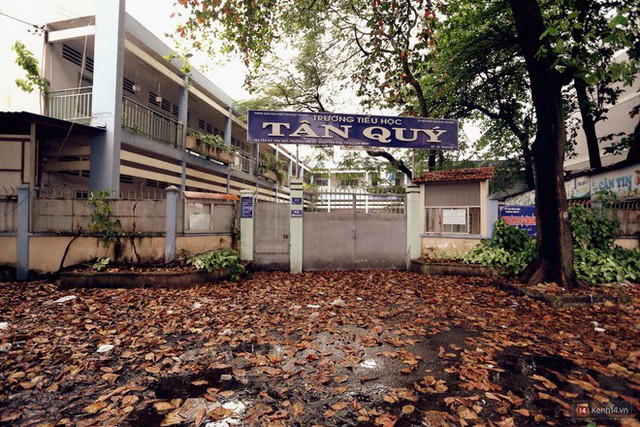 Cảnh hoang tàn bên trong ngôi trường tiểu học bị bỏ hoang hơn 3 năm ở Sài Gòn - Ảnh 1.