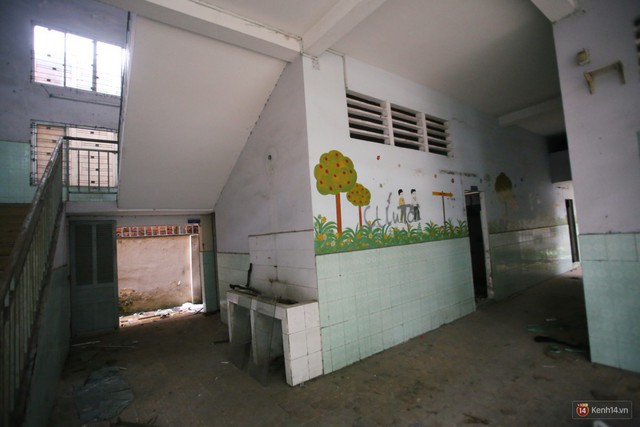 Cảnh hoang tàn bên trong ngôi trường tiểu học bị bỏ hoang hơn 3 năm ở Sài Gòn - Ảnh 12.