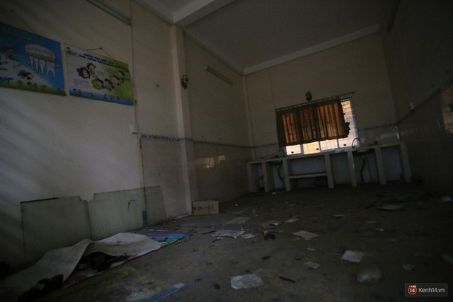 Cảnh hoang tàn bên trong ngôi trường tiểu học bị bỏ hoang hơn 3 năm ở Sài Gòn - Ảnh 21.