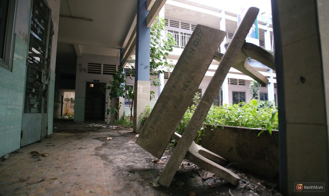 Cảnh hoang tàn bên trong ngôi trường tiểu học bị bỏ hoang hơn 3 năm ở Sài Gòn - Ảnh 6.