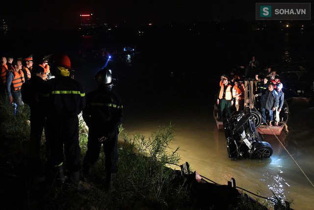 Biểu hiện bất thường của chiếc xe Mercedes trước khi xé thủng lan can cầu, lao xuống sông Hồng - Ảnh 2.