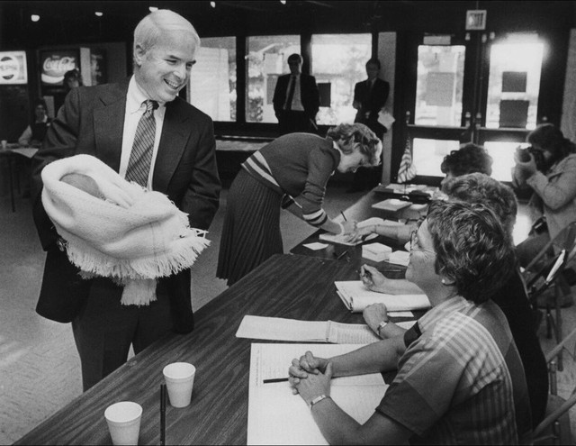 Bầu cử Mỹ: Kỷ lục sớm, máy bỏ phiếu trục trặc và bức ảnh cảm động của ông McCain - Ảnh 7.